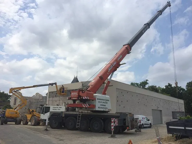 travaux de gros oeuvre avec une grue